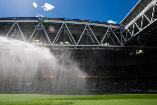 Bevattning av planen på Tele2 Arena innan fotbollsmatchen