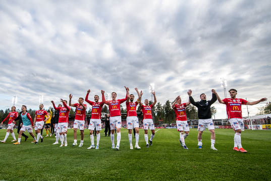 Degerfors spelare jublar