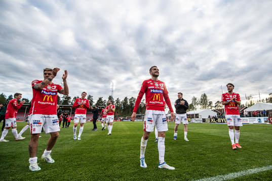 Degerfors Diego Campos och Christos Gravius jublar med
