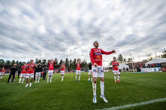 Degerfors Christos Gravius jublar med lagkamrater