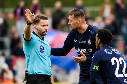 Domare Joakim Östling och Helsingborgs Albert Ejupi och