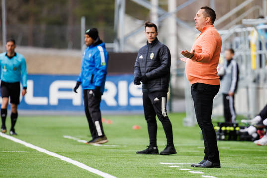Östersunds tränare Magnus Powell reagerar