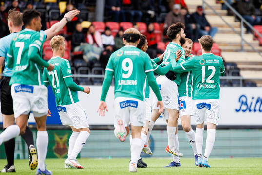Jonathan Syberg Tamimi jublar med lagkamrater