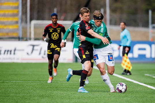 Östersunds Ludvig Fritzson  i  kamp med Douglas Karlberg