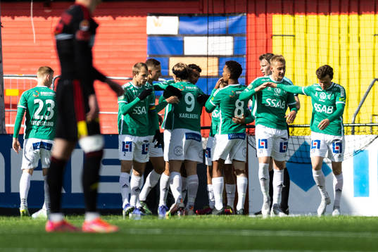 Brages Joakim Persson jublar med lagkamrater