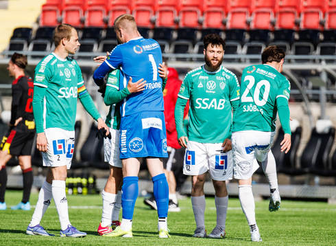 Brages målvakt Viktor Frodig jublar med lagkamrat