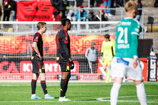 Östersunds Ludvig Fritzson och Uchen Sabastine deppar