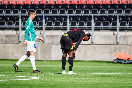 Östersunds Uchen Sabastine deppar eftr fotbollsmatchen i