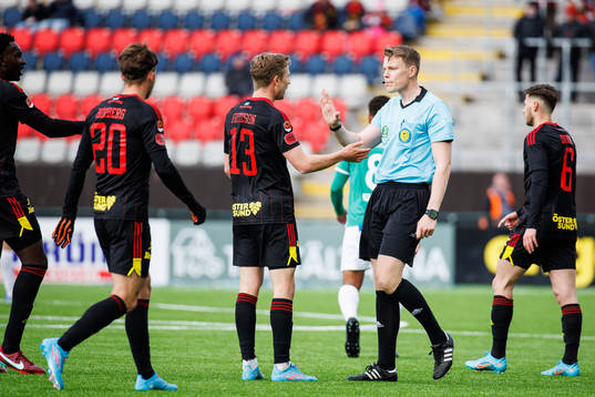 Östersunds Ludvig Fritzson i samtal med domare Oscar