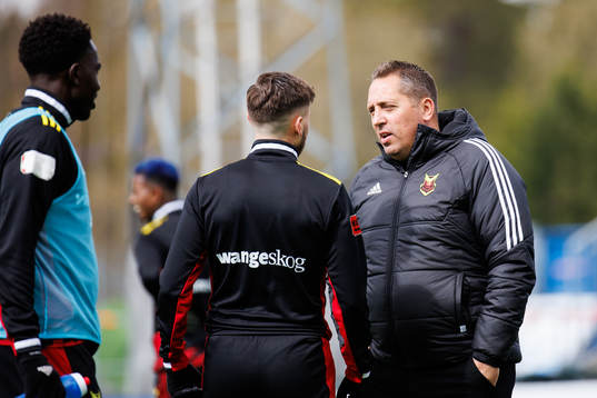 Östersunds Nokolaos Dosis i samtal med tränare Magnus