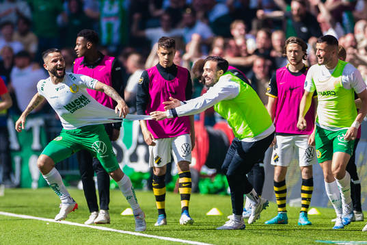 Hammarbys Mohanad Jeahze jublar med Abdul Khalili och