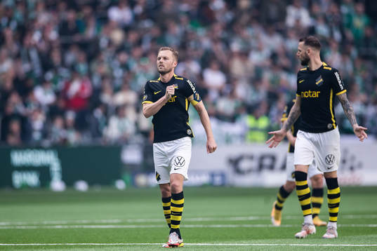 s Sebastian Larsson jublar