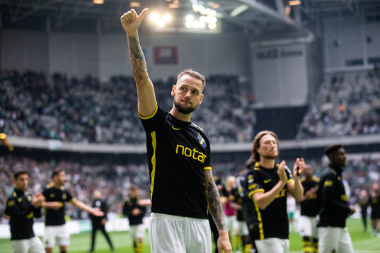 s Alexander Milosevic tackar publiken