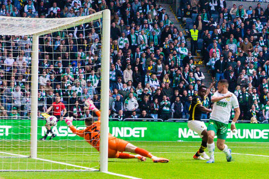 Hammarbys Astrit Selmani med en målchans