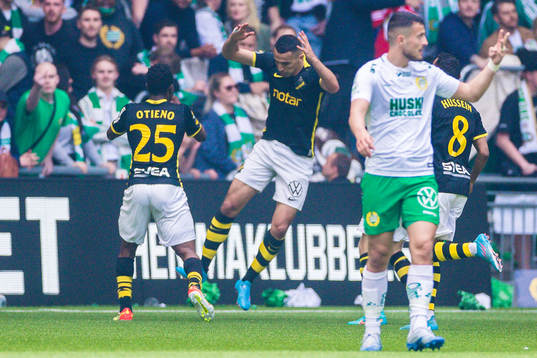 s Erick Otieno  och Nabil Bahoui jublar