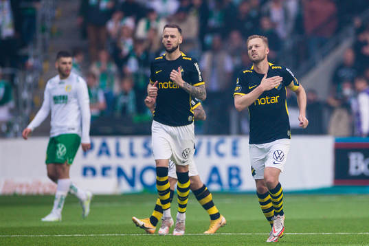 s Sebastian Larsson jublar