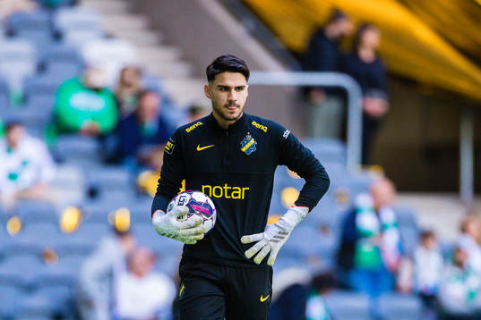 s målvakt Daniel Henareh