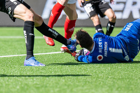 Häckens Alexander Jeremejeff och Kalmars målvakt Ricardo