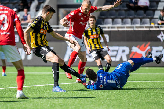 Häckens Alexander Jeremejeff och Kalmars målvakt Ricardo