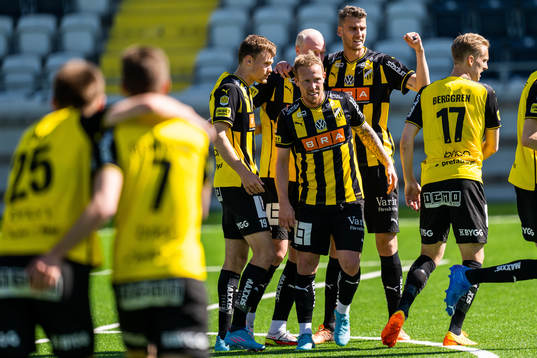 Häckens Mikkel Rygaard Jensen (mitten) jublar med