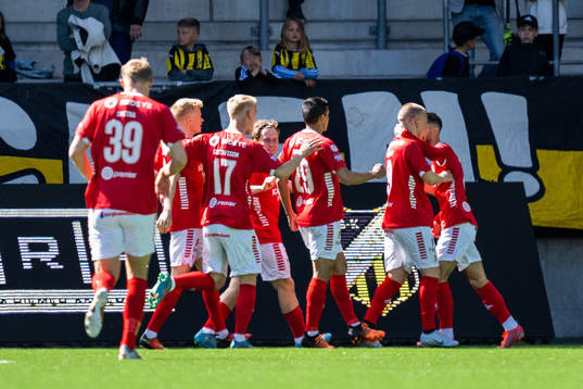 Kalmars Isak Jansson jublar med lagkamrater