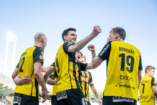 Häckens Alexander Jeremejeff jublar
