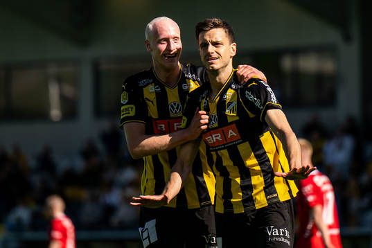 Häckens Valgeir Fridriksson och Alexander Jeremejeff jublar