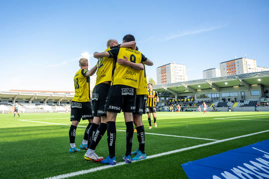 Häckens Valgeir Fridriksson och Alexander Jeremejeff jublar