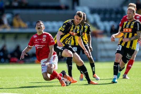 Kalmars Romario Pereira Sipiao och Häckens Johan Hammar
