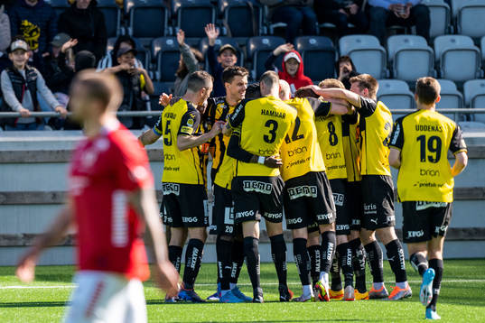 Häckens Alexander Jeremejeff jublar med lagkamrater