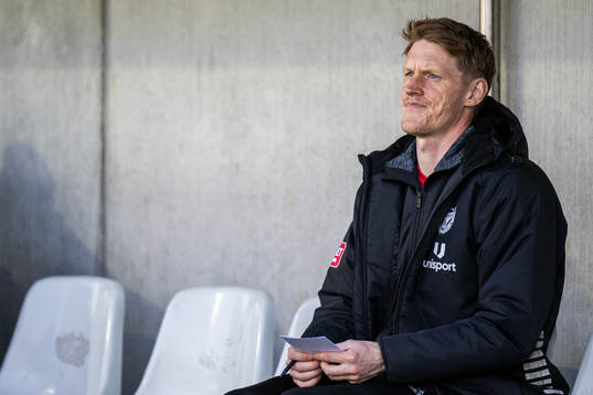 Kalmars assisterande tränare Rasmus Elm på bänken
