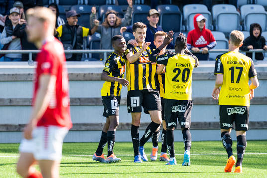 Häckens Alexander Jeremejeff jublar med lagkamrater