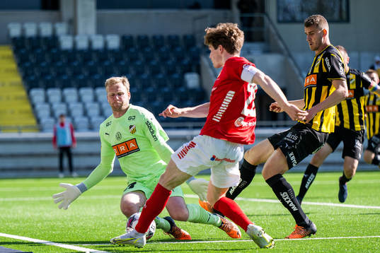 Häckens målvakt Peter Abrahamsson räddar ett läge från