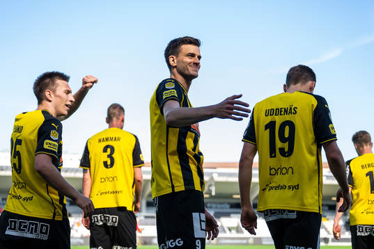 Häckens Alexander Jeremejeff jublar