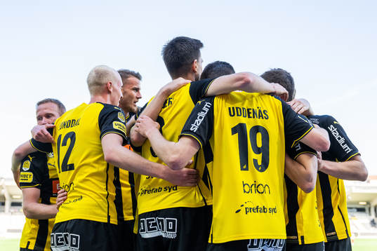 Häckens Alexander Jeremejeff jublar med lagkamrater