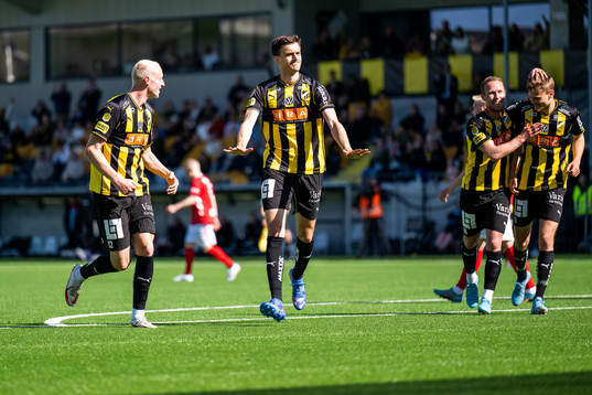Häckens Alexander Jeremejeff jublar