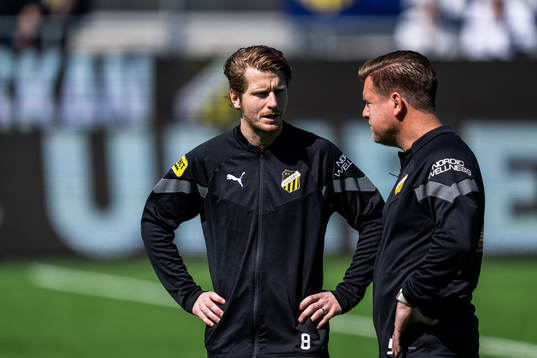 Häckens Erik Friberg och assisterande tränare