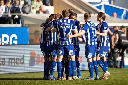 IFK Göteborgs Hosam Aiesh jublar med lagkamrater