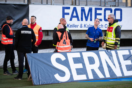 En smällare har kastats in och matchen avbryts