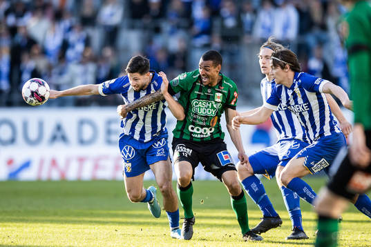 IFK Göteborgs Kevin Yakob och Varbergs Simon Karlsson Adjei