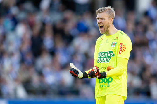 Varbergs målvakt Fredrik Andersson jublar