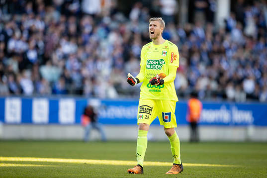 Varbergs målvakt Fredrik Andersson jublar