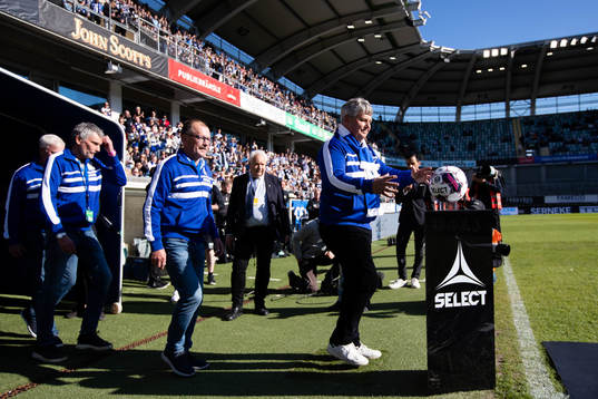 Gamla spelare från IFK Göteborgs -82 lag med Thomas