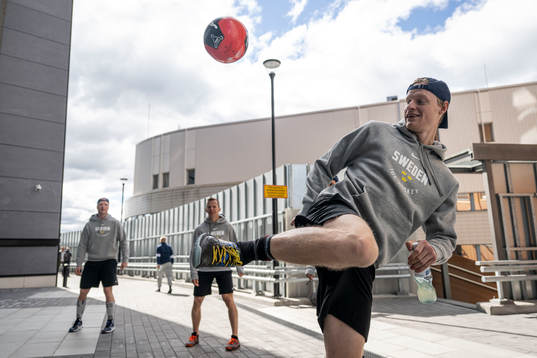 Bläddra bland fler bilder av 2022 IIHF Ice Hockey World Championship, day 3, Sweden, morning skate 