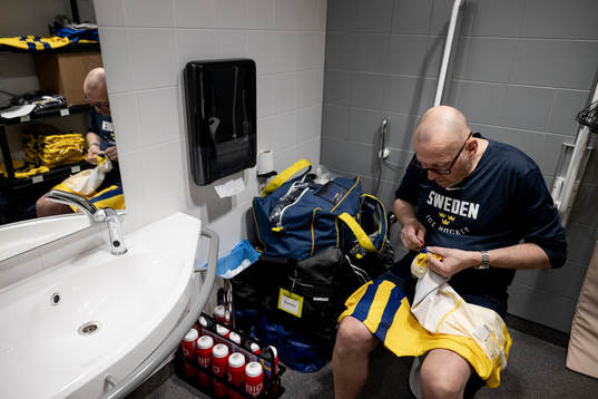 Equipment manager Anders Kellerstam of Sweden