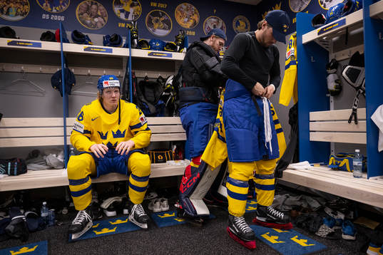 Rasmus Dahlin, goaltender Marcus Högberg and Henrik