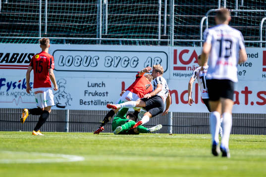 Landskronas Linus R Olsson kolliderar med Brommapojkarnas