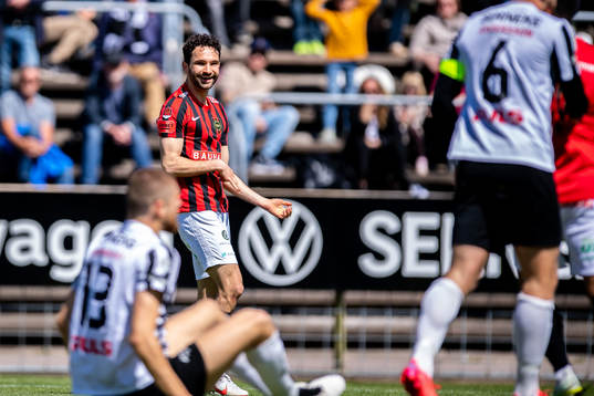 Brommapojkarnas Marijan Cosic  jublar