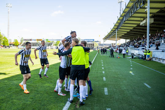 Landskronas spelare jublar med Adam Egnell