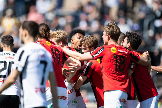 Brommapojkarnas spelare jublar